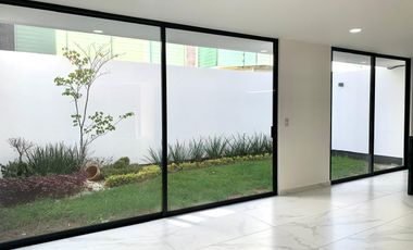 CASA CON 4 RECÁMARAS, 1 EN PLANTA BAJA EN LOMAS DE ANGELÓPOLIS