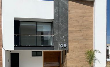 CASA CON 4 RECÁMARAS, 1 EN PLANTA BAJA EN LOMAS DE ANGELÓPOLIS