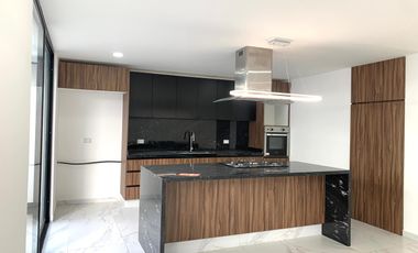 CASA CON 4 RECÁMARAS, 1 EN PLANTA BAJA EN LOMAS DE ANGELÓPOLIS