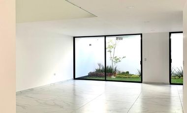 CASA CON 4 RECÁMARAS, 1 EN PLANTA BAJA EN LOMAS DE ANGELÓPOLIS