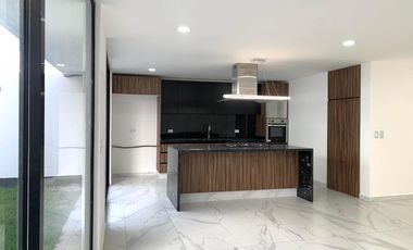 CASA CON 4 RECÁMARAS, 1 EN PLANTA BAJA EN LOMAS DE ANGELÓPOLIS