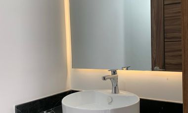 CASA CON 4 RECÁMARAS, 1 EN PLANTA BAJA EN LOMAS DE ANGELÓPOLIS