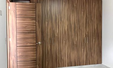 CASA CON 4 RECÁMARAS, 1 EN PLANTA BAJA EN LOMAS DE ANGELÓPOLIS