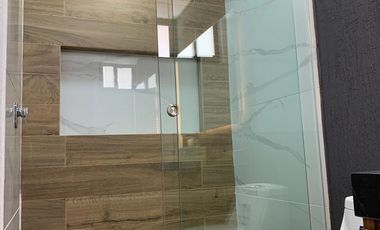 CASA CON 4 RECÁMARAS, 1 EN PLANTA BAJA EN LOMAS DE ANGELÓPOLIS