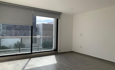 CASA CON 4 RECÁMARAS, 1 EN PLANTA BAJA EN LOMAS DE ANGELÓPOLIS