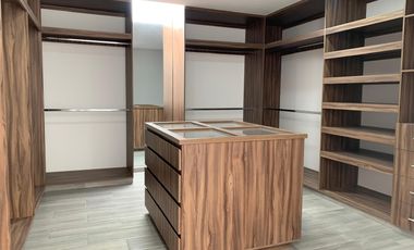 CASA CON 4 RECÁMARAS, 1 EN PLANTA BAJA EN LOMAS DE ANGELÓPOLIS