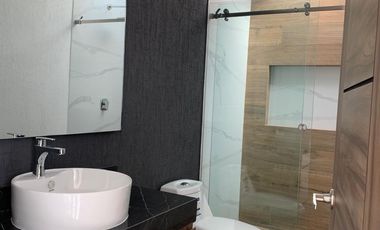 CASA CON 4 RECÁMARAS, 1 EN PLANTA BAJA EN LOMAS DE ANGELÓPOLIS