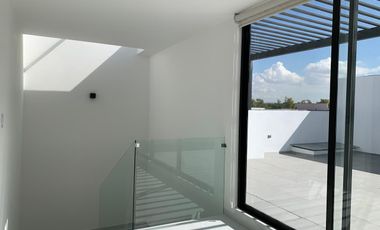 CASA CON 4 RECÁMARAS, 1 EN PLANTA BAJA EN LOMAS DE ANGELÓPOLIS