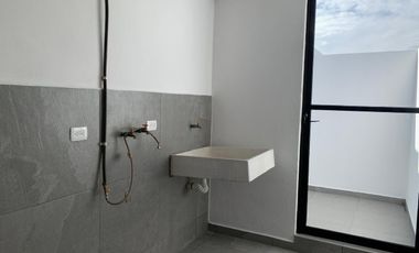 CASA CON 4 RECÁMARAS, 1 EN PLANTA BAJA EN LOMAS DE ANGELÓPOLIS