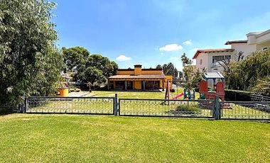 VIVE EL ENCANTO DEL ESTILO MEXICANO EN EL CAMPANARIO, AMPLIA RESIDENCIA, EN UNA SOLA PLANTA, GRAN JARDÍN, TERRRAZA