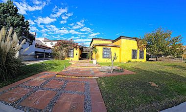 VIVE EL ENCANTO DEL ESTILO MEXICANO EN EL CAMPANARIO, AMPLIA RESIDENCIA, EN UNA SOLA PLANTA, GRAN JARDÍN, TERRRAZA
