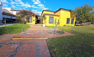 VIVE EL ENCANTO DEL ESTILO MEXICANO EN EL CAMPANARIO, AMPLIA RESIDENCIA, EN UNA SOLA PLANTA, GRAN JARDÍN, TERRRAZA