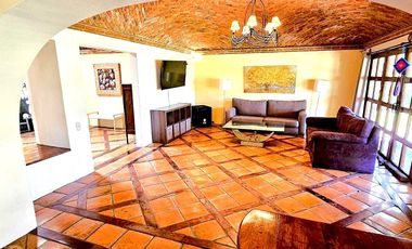 VIVE EL ENCANTO DEL ESTILO MEXICANO EN EL CAMPANARIO, AMPLIA RESIDENCIA, EN UNA SOLA PLANTA, GRAN JARDÍN, TERRRAZA