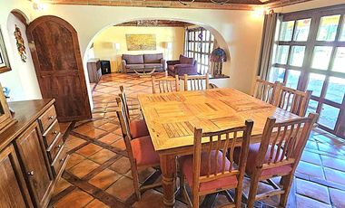 VIVE EL ENCANTO DEL ESTILO MEXICANO EN EL CAMPANARIO, AMPLIA RESIDENCIA, EN UNA SOLA PLANTA, GRAN JARDÍN, TERRRAZA