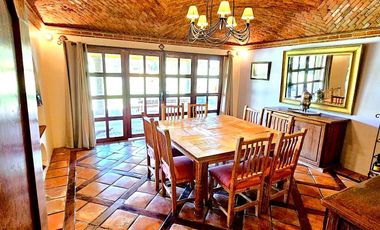 VIVE EL ENCANTO DEL ESTILO MEXICANO EN EL CAMPANARIO, AMPLIA RESIDENCIA, EN UNA SOLA PLANTA, GRAN JARDÍN, TERRRAZA
