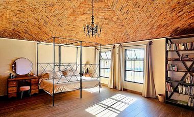 VIVE EL ENCANTO DEL ESTILO MEXICANO EN EL CAMPANARIO, AMPLIA RESIDENCIA, EN UNA SOLA PLANTA, GRAN JARDÍN, TERRRAZA