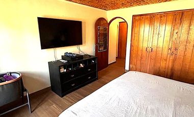 VIVE EL ENCANTO DEL ESTILO MEXICANO EN EL CAMPANARIO, AMPLIA RESIDENCIA, EN UNA SOLA PLANTA, GRAN JARDÍN, TERRRAZA