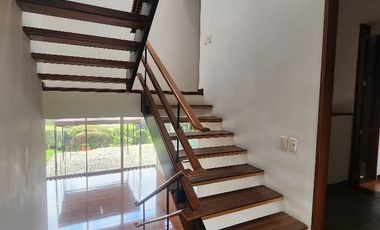 Casa 188 metros, ENCENILLOS DE SINDAMANOY, Primer condominio subiendo, 3 habitaciones cada una con baño, habitacion de servicio, 2 estudios, lavanderi
