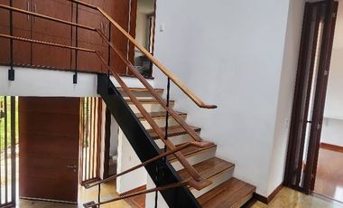 Casa 188 metros, ENCENILLOS DE SINDAMANOY, Primer condominio subiendo, 3 habitaciones cada una con baño, habitacion de servicio, 2 estudios, lavanderi