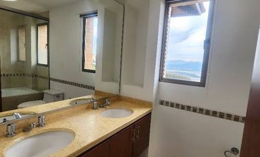Casa 188 metros, ENCENILLOS DE SINDAMANOY, Primer condominio subiendo, 3 habitaciones cada una con baño, habitacion de servicio, 2 estudios, lavanderi