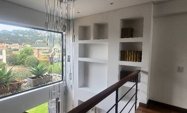 - Alcoba principal con sala de star, baño y walking closet - 4 alcobas secundarias cada una con baño independiente. - Estudio/Alcoba de Huespedes con