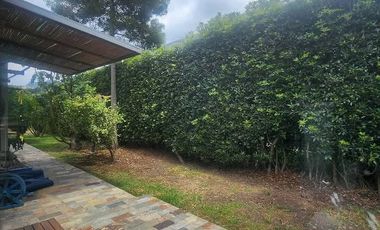 - Alcoba principal con sala de star, baño y walking closet - 4 alcobas secundarias cada una con baño independiente. - Estudio/Alcoba de Huespedes con