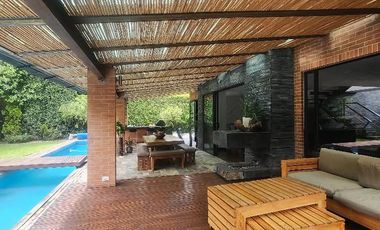 - Alcoba principal con sala de star, baño y walking closet - 4 alcobas secundarias cada una con baño independiente. - Estudio/Alcoba de Huespedes con