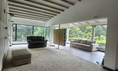 - Alcoba principal con sala de star, baño y walking closet - 4 alcobas secundarias cada una con baño independiente. - Estudio/Alcoba de Huespedes con