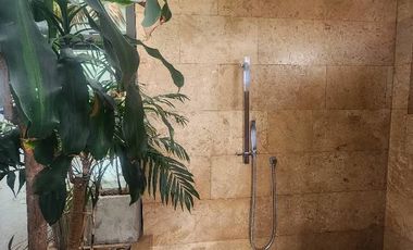 - Alcoba principal con sala de star, baño y walking closet - 4 alcobas secundarias cada una con baño independiente. - Estudio/Alcoba de Huespedes con