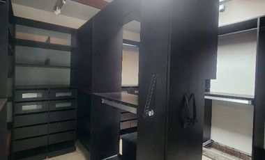 - Alcoba principal con sala de star, baño y walking closet - 4 alcobas secundarias cada una con baño independiente. - Estudio/Alcoba de Huespedes con