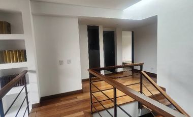 - Alcoba principal con sala de star, baño y walking closet - 4 alcobas secundarias cada una con baño independiente. - Estudio/Alcoba de Huespedes con