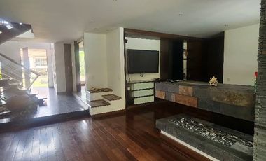 - Alcoba principal con sala de star, baño y walking closet - 4 alcobas secundarias cada una con baño independiente. - Estudio/Alcoba de Huespedes con