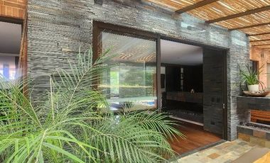 - Alcoba principal con sala de star, baño y walking closet - 4 alcobas secundarias cada una con baño independiente. - Estudio/Alcoba de Huespedes con