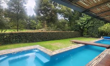 - Alcoba principal con sala de star, baño y walking closet - 4 alcobas secundarias cada una con baño independiente. - Estudio/Alcoba de Huespedes con