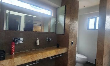 - Alcoba principal con sala de star, baño y walking closet - 4 alcobas secundarias cada una con baño independiente. - Estudio/Alcoba de Huespedes con