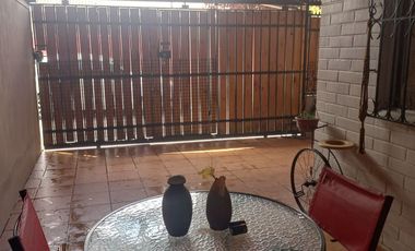 Vende Casa 3 dorm. Barrio Las Rosas