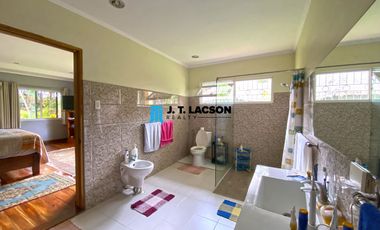 𝗙𝗼𝗿 𝗦𝗮𝗹𝗲: 𝟯-𝗕𝗲𝗱𝗿𝗼𝗼𝗺 𝗕𝘂𝗻𝗴𝗮𝗹𝗼𝘄 𝘄𝗶𝘁𝗵 𝗡𝗮𝘁𝗶𝘃𝗲 𝗛𝗼𝘂𝘀𝗲 𝗶𝗻 𝗩𝗮𝗹𝗲𝗻𝗰𝗶𝗮, 𝗡𝗲𝗴𝗿𝗼𝘀 𝗢𝗿𝗶𝗲𝗻𝘁𝗮𝗹