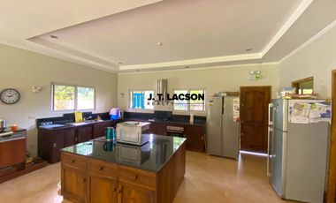 𝗙𝗼𝗿 𝗦𝗮𝗹𝗲: 𝟯-𝗕𝗲𝗱𝗿𝗼𝗼𝗺 𝗕𝘂𝗻𝗴𝗮𝗹𝗼𝘄 𝘄𝗶𝘁𝗵 𝗡𝗮𝘁𝗶𝘃𝗲 𝗛𝗼𝘂𝘀𝗲 𝗶𝗻 𝗩𝗮𝗹𝗲𝗻𝗰𝗶𝗮, 𝗡𝗲𝗴𝗿𝗼𝘀 𝗢𝗿𝗶𝗲𝗻𝘁𝗮𝗹