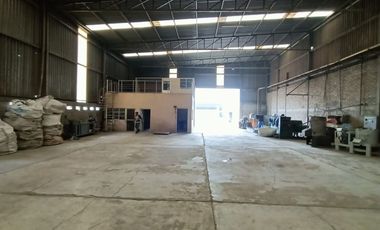 amplia bodega en Ciudad Industrial con estacionamiento techado