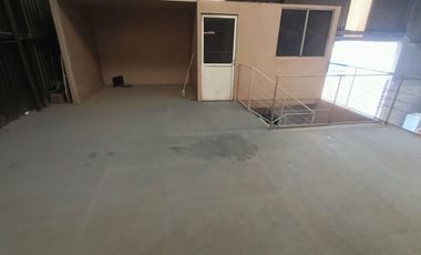 amplia bodega en Ciudad Industrial con estacionamiento techado
