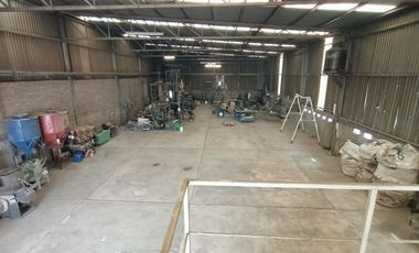 amplia bodega en Ciudad Industrial con estacionamiento techado