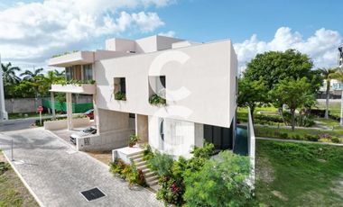 Casa en Venta en Cancún en Laguna Puerto Cancún con Alberca y Rooftop