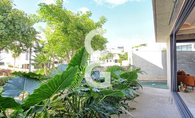 Casa en Venta en Cancún en Laguna Puerto Cancún con Alberca y Rooftop