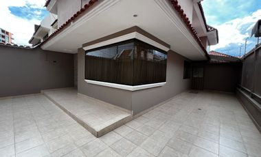 🏡 Casa en Renta de 5 Dormitorios muy amplia por la Av. Loja y Av. 10 de Agosto🏡