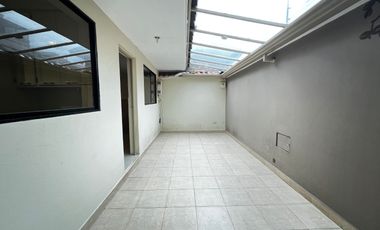 🏡 Casa en Renta de 5 Dormitorios muy amplia por la Av. Loja y Av. 10 de Agosto🏡