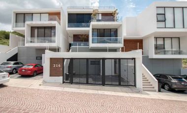 Casa de 3 recámaras y cuarto de servicio en Cumbres del Lago / Juriquilla / Querétaro