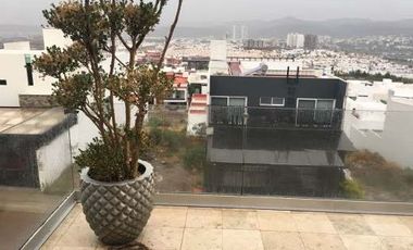 Casa de 3 recámaras y cuarto de servicio en Cumbres del Lago / Juriquilla / Querétaro