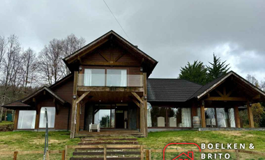 Casa Nueva en Parcela de 5.000 m2, Se vende con Mobiliaria de Lujo, Sector Candelaria, Pucón