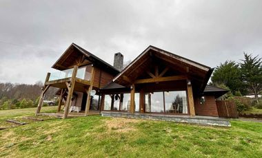 Casa Nueva en Parcela de 5.000 m2, Se vende con Mobiliaria de Lujo, Sector Candelaria, Pucón