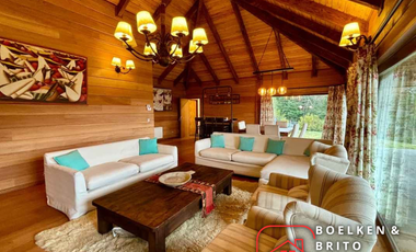 Casa Nueva en Parcela de 5.000 m2, Se vende con Mobiliaria de Lujo, Sector Candelaria, Pucón